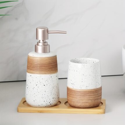 Conjunto de 3 Peças de Produtos de Higiene Pessoal de Cerâmica para Banheiro, Incluindo Copo para Enxague Bucal + Frasco de Loção + Bandeja de Madeira, Conjunto de Decoração para Banheiro, Acessórios de Conjunto de Decoração.