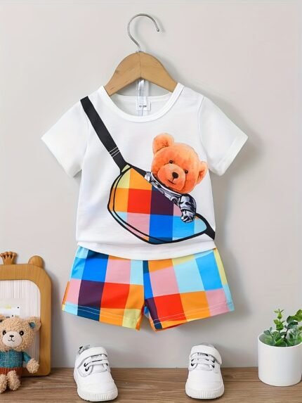Camiseta Com Bolso e Shorts Xadrez Com Estampa de Urso Bebê.