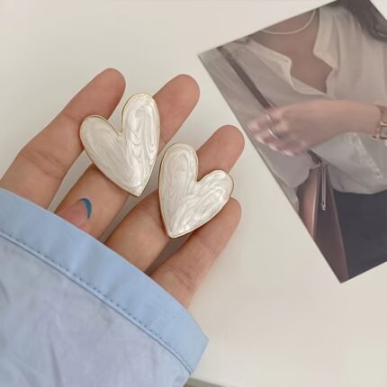 Brincos de Pino Retrô Chiques Com Coração Em Esmalte Branco, Mosaico Acrílico Delicado, Material Principal Em Ferro, Pino de Aço Inoxidável, Joias de Destaque da Moda.