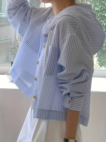 Camisa Feminina Listrada Azul-claro e Branca Com Capuz - Manga Comprida Casual, Abotoada, Caimento Solto, Perfeita para Férias ou Traje Casual, Roupa de Férias | Moletom Com Capuz Com Botões | Moletom Com Capuz Abotoado.