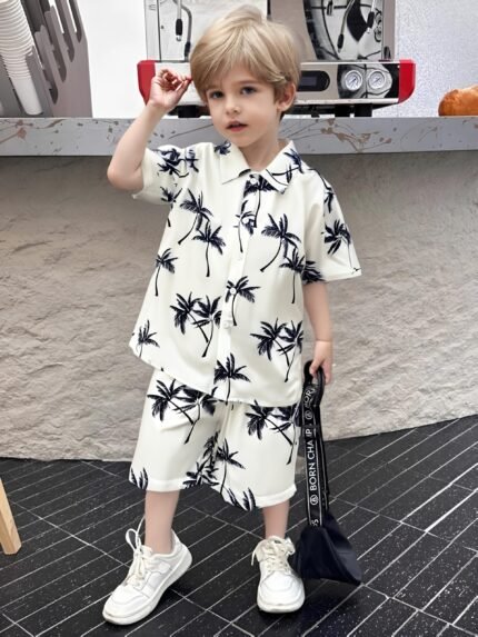 Um Elegante Conjunto de Duas Peças para Meninos, Com Uma Camisa de Gola de Manga Curta e Shorts, Confortável para a Primavera e o Verão, Adequado para Uso Diário e Atividades Ao ar Livre, Com Um Padrão de Palmeira Perfeito para a Praia, para Atividades Ao ar Livre.