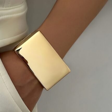 Uma Pulseira Minimalista, Elegante e Estilosa na Cor Dourada, Com Uma Abertura Brilhante Em Forma de "D" e Fecho Elástico, Perfeita para Mulheres Usarem Em Festas Casuais e Exibirem Seu Charme.