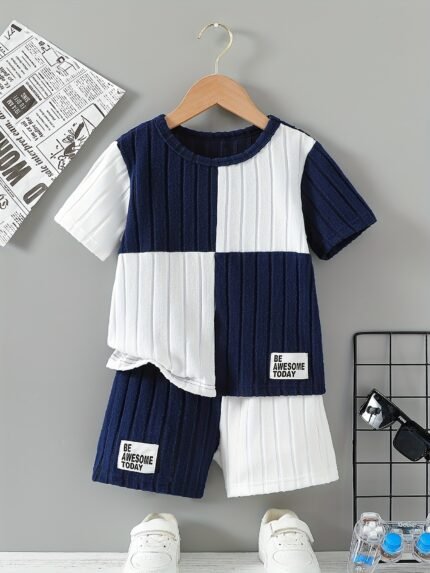 Blusa Estilosa de Manga Comprida para Meninos Com Design Xadrez Multicolorido e Etiqueta Com Letras Em Inglês no Canto Inferior Direito, Combinada Com Shorts Em Blocos de Cores Feitos de Tecido Felpudo Com Etiqueta Com Letras Em Inglês na Perna, Criando Um Visual Moderno.