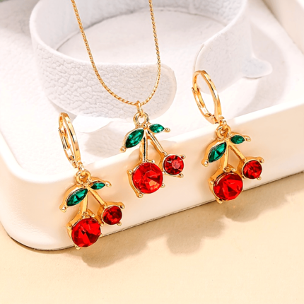 Um Encantador Conjunto de Colar e Brincos Em Metal Com Delicados Detalhes de Cereja Vermelha, Em Estilo do Oriente Médio, Perfeito para o Dia a Dia e para Usar Em Diversas Ocasiões.