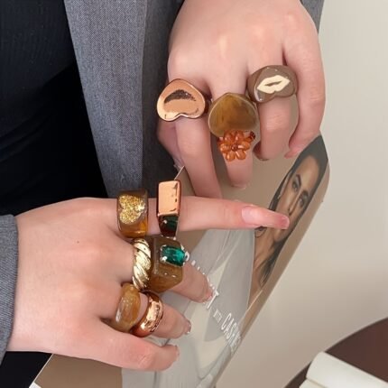 Conjunto de 10 Anéis Empilháveis ​​de Resina Vintage Elegante para Mulheres, Joias da Moda Feitas à Mão, Perfeitas para Uso Diário, Festas e Viagens, Presente Personalizado Exclusivo para Mulheres e Meninas.
