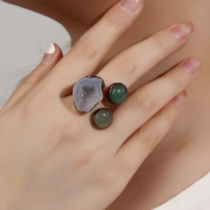 Anel Vintage Boêmio Ajustável de Ágata Natural - Acabamento Em Bronze Antigo Feito à Mão Com Pedras Preciosas Verdes Polidas, Joia Exclusiva de Pedra Bruta para Mulheres, Presente para Festas e Trajes Casuais, Acessório Boêmio, Joia Artística, Elegância Feita à Mão.