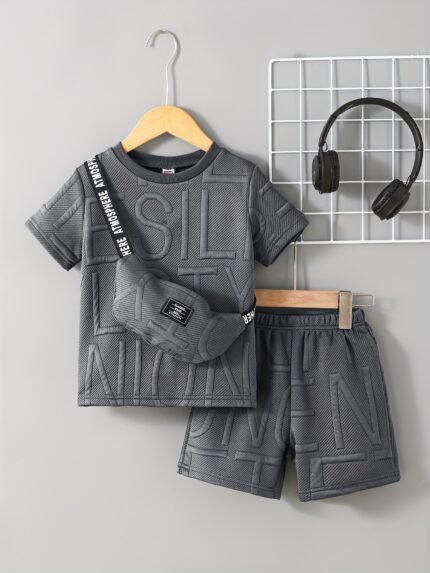Conjunto de 3 Peças de Jacquard Com Letras para Meninos: Camiseta + Bolsa + Shorts, Roupa Esportiva de Verão Confortável e Leve para Atividades Ao ar Livre e Uso Diário, Perfeita Como Presente, Perfeita para Atividades Ao Ar Livre.