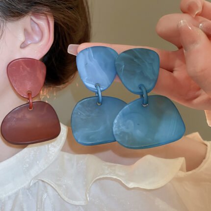 Par de Brincos Geométricos Modernos para Mulheres - Formas Irregulares Em Vermelho Vibrante, Azul e Branco Marmorizado, Design Leve e Durável para Festas, Férias e Looks Casuais, Brincos Inovadores, Joias para Férias, Acessórios para Festas, Estilo Sofisticado, Acabamento Brilhante.