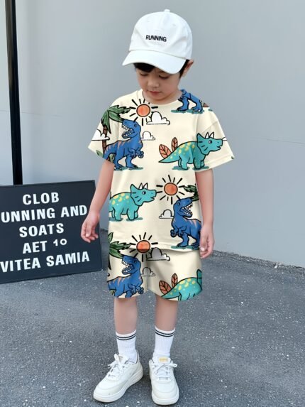 Conjunto de 2 Peças para Meninos, Casual, de Verão, Com Estampa de Desenho Animado: Camiseta Amarela Clara Com Dinossauro Azul e Sol, Boné Branco, Tênis Branco e Meias Listradas. Perfeito para Brincar Ao Ar Livre.