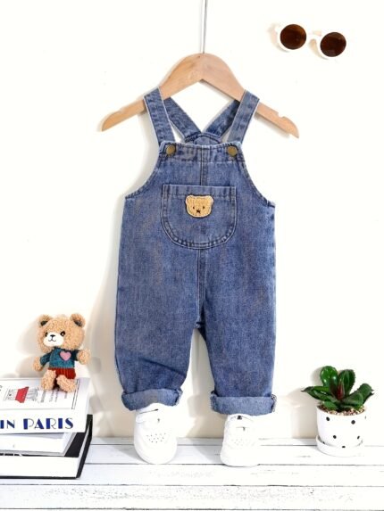 Macacão Jeans Azul Festivo para Meninos Com Adorável Estampa de Urso, Estilo Casual Outono / Inverno, Perfeito para Brincadeiras Ao Ar Livre, Design Com Estampa de Urso, Tecido Não Elástico, Caimento Regular, Bolsos Incluídos, Perfeito para Atividades Ao Ar Livre.