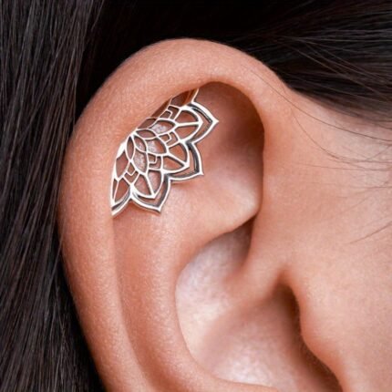 Brinco Boho Helix Geométrico para Piercing de Hélice Oculta de Flor de Lótus, Joias Espirituais Prateadas Boêmias para Cartilagem, Joias para Festas, Acessórios Espirituais, Brincos Boho, Design Geométrico, Toque Artesanal, Design Minimalista, Piercing Estiloso, Brincos para Cartilagem.