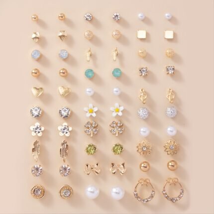 Conjunto de 30 Pares de Brincos Delicados e Simples Com Pérolas Falsas Douradas, Pequenas Flores, Corações e Laços, Ideais para Encontros Românticos.