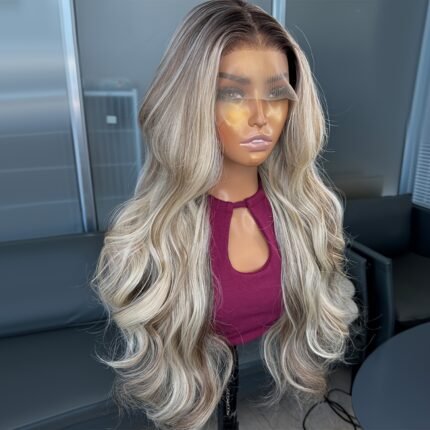 Peruca Frontal de Renda 13x6 - Cabelo Sintético Longo Com Ondas do Corpo, Loiro Ombré a Raiz Escura, Sem Cola, Densidade Pré-depilada, 60,96 Cm, para Mulheres, Uso Diário e para Festas, Aparência Natural, Aplique Versátil, Exibição Elegante de Manequim, Boné Com Ajuste Seguro.