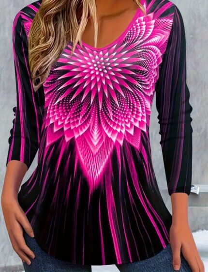 Camiseta Feminina Plus Size E/ou Oversized Fashion Roxa Com Estampa Geométrica Em Degradê e Gola Redonda, Ideal para a Primavera / Verão / Outono / Inverno. Com Modelagem Solta, Confortável e Moderna, Esta Camiseta de Manga Comprida é Perfeita para o Dia a Dia.