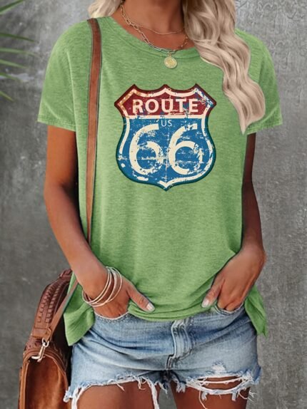 Camiseta Plus Size e/ou Oversized Feminina Vintage Com Estampa da Rota 66 - Blusa Retrô de Manga Curta Com Estampa Desgastada, Tecido Macio e Elástico, Gola Redonda. Lavável à Máquina. Tamanhos Disponíveis: P-XXG, Diversas Cores. Camisetas Femininas, Moda Sazonal, Gola Redonda Clássica.