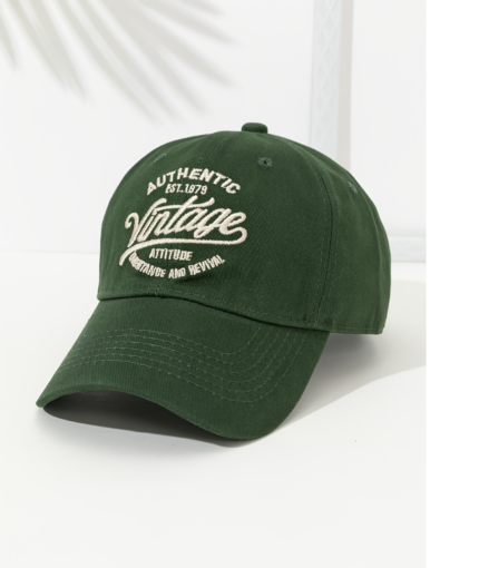 Um Boné de Beisebol Estiloso e Versátil Com Bordado de Letras Grandes, Adequado Tanto para Homens Quanto para Mulheres.