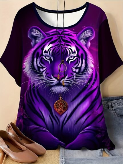 Camiseta Feminina Plus Size e/ou OverSized Fashion Elegante Com Estampa Floral e de Tigre Roxo - Camiseta Com Estampa Marcante de Tigre, Tecido Macio e Respirável para Looks Casuais e Formais - Blusa Não Transparente - Lavável à Máquina. Roupas Femininas, Roupas Com Estampa de Tigre, Roupa Casual, Artista.
