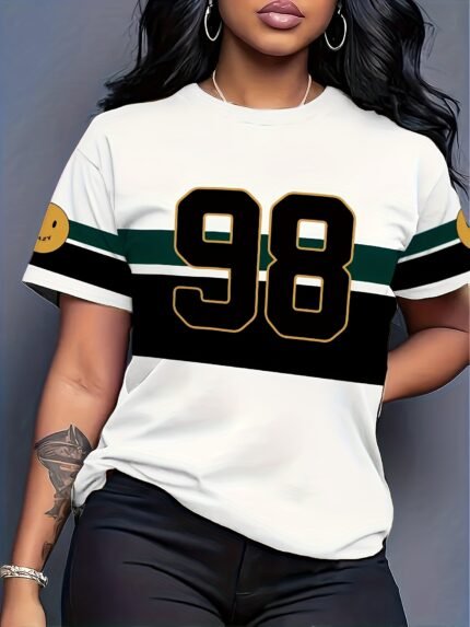 Camiseta Plus Size E/ou Oversized Feminina de Manga Curta Com Listras Verdes / Pretas / Brancas e Estampa do Número '98' - Blusa Casual P/ Primavera / Verão / Outono / Inverno Com Estampa Numérica Em Toda a Peça, Lavável à Máquina.